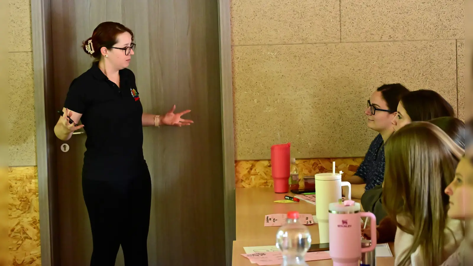 Dozentin Simone Prechtel von der BDK Jugendleitung im Gespräch mit den Teilnehmern (Bild: Michael Welnhofer)