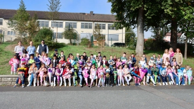 Bunter und inklusiver Start an der Hans-Sauer-Grundschule: 73 ABC-Schützen (63 aus den Regelklassen der Hans-Sauer-Schule und 10 aus der Partnerklasse der Schule am Kleefeld in Irchenrieth) freuen sich mit ihren Lehrkräften auf ihre gemeinsame Grundschulzeit in Rothenstadt.  (Bild: Daniela Scharnagl)