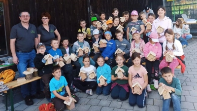 Jede Menge Kinder, jede Menge Insektenhotels. Das Basteln machte den kleinen Gartlern viel Freude.  (Bild: Jasmin Brandl )