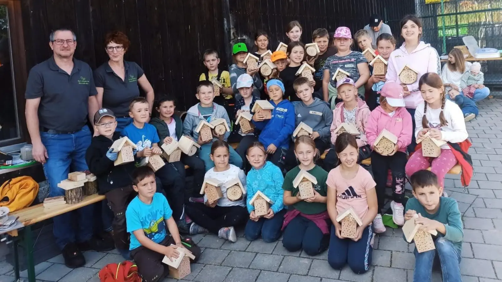 Jede Menge Kinder, jede Menge Insektenhotels. Das Basteln machte den kleinen Gartlern viel Freude.  (Bild: Jasmin Brandl )