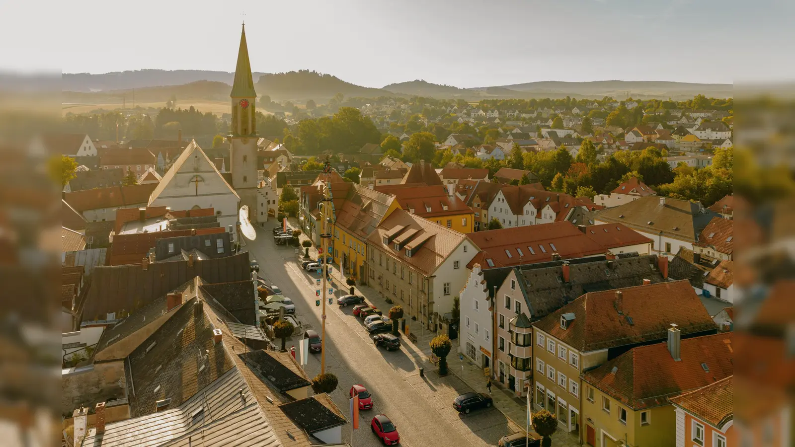 Der historische Stadtplatz zählt zu den Wahrzeichen Kemnaths. Bei den Oberpfälzer Kulturtagen vom 4. bis 6. Juni 2027 soll er – ebenso wie viele weitere besondere Orte in Kemnath und der Region – zur Bühne für Kultur, Geschichte, Musik und Begegnungen werden. (Bild: Carsten Bunnemann)
