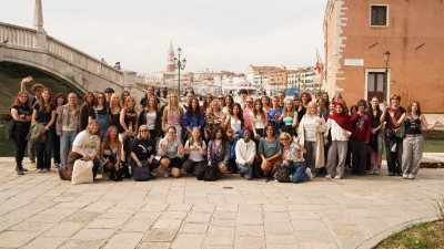 54 Gestalter der FOS/BOS Weiden erkundeten gemeinsam mit ihren Lehrkräften die Biennale in Venedig. (Bild: Silke Winkler)