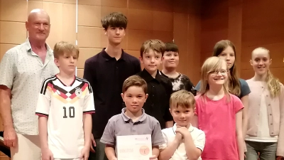 Sie glänzten mit ihren Vorträgen. Hintere Reihe (von links): Klassenleiter Wolfgang Charanza, Anton Seidl, Jakob Schrepel, Max Bergmann, Emilio Schu, Veronika Staeck und Elisabeth Schieder. Vordere Reihe (von links): Frederick Schnabl, Lucian Schnabl und Lina Goldbach. <br> (Bild: Rebecca Schnabl)