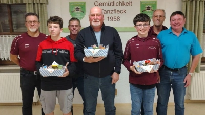 v.l.: 1. Schützenmeister Manfred Rauscher (Tanzfleck), Simon Ertl, Sportleiter Christian Ertl, Gottfried Fröhler, Melvin Lohr, Jugendleiter Erhard Fellner, 1. Schützenmeister Karl-Heinz Schötz (Gressenwöhr). (Bild: Erhard Fellner)