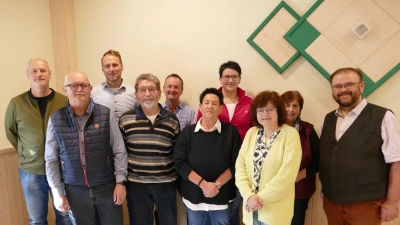 Neue Führungsmannschaft des VdK Kastl: Von links: Kreisgeschäftsführer Thomas Döhler, der neue Vorsitzende Konrad Federsel, Michael Brand, Otto Ackermann, Hermann Popp, Margit Stich, Martina Deubzer, Gabi Kirchberger, Maria Wopperer und 1. Bürgermeister Hans Walter. Es fehlen: Elisabeth Merkl und Markus Reindl. (Bild: Wolfgang Raps)