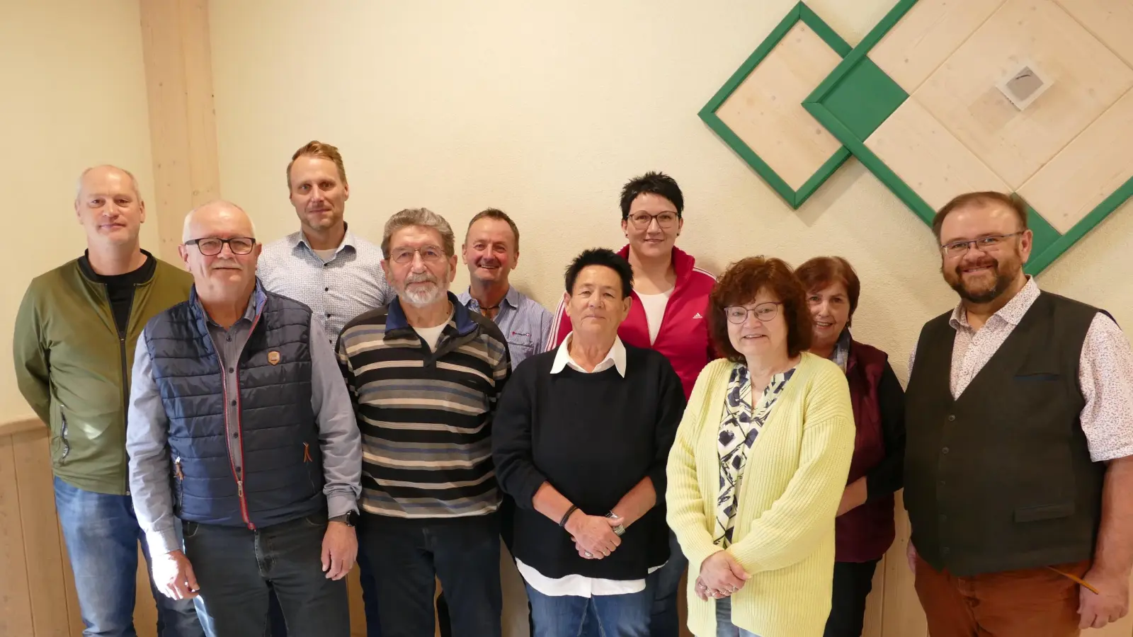 Neue Führungsmannschaft des VdK Kastl: Von links: Kreisgeschäftsführer Thomas Döhler, der neue Vorsitzende Konrad Federsel, Michael Brand, Otto Ackermann, Hermann Popp, Margit Stich, Martina Deubzer, Gabi Kirchberger, Maria Wopperer und 1. Bürgermeister Hans Walter. Es fehlen: Elisabeth Merkl und Markus Reindl. (Bild: Wolfgang Raps)