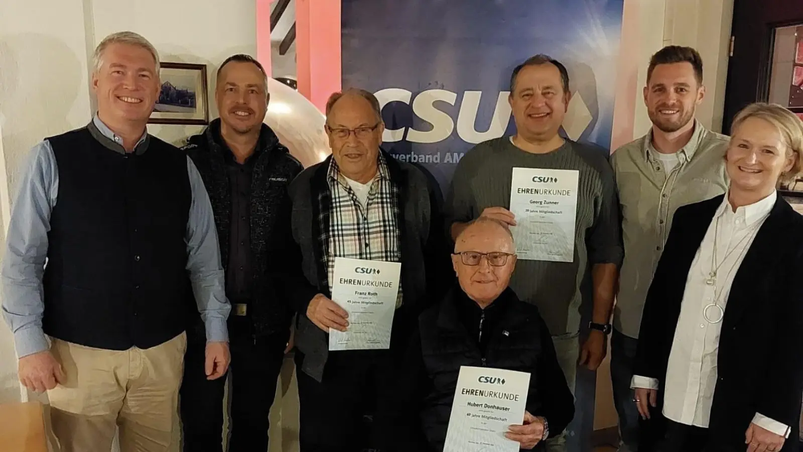 Stefan Ott, Michael Koller, Franz Roth, Georg Zunner, Dominik Barth, Susanne Herding; sitzend: Hubert Donhauser (Bild: Emmeram Luber)