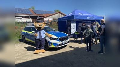 Die Bundespolizei Waidhaus hat wieder ihre prominente Unterstützung dabei – „Toni der Bär“.  (Bild: Tom Kreuzer)