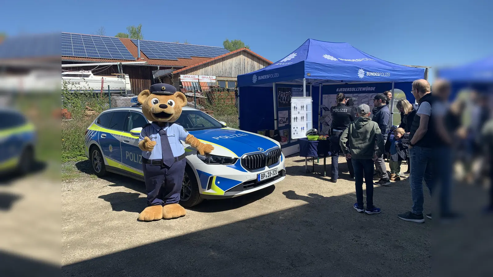 Die Bundespolizei Waidhaus hat wieder ihre prominente Unterstützung dabei – „Toni der Bär“.  (Bild: Tom Kreuzer)