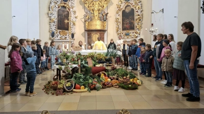 Bestens vorbereitet gestaltete eine Auswahl an Kindern um Gemeindereferent Benedikt Eckert und Christina Wagner den Erntedank-Gottesdienst. Pfarrvikar Dr. Basil Bazir Ngwega dankte allen für die Mitfeier.  (Bild: Karl Ziegler)