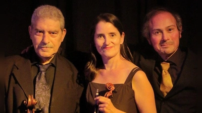 Das Klaviertrio-TRIOnfal mit der aus Vohenstrauß stammenden Künstlerin Susanne Hofmann. (Bild: Alex Pissano)