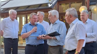 Beim Sommerempfang wurde der 88-jährige Hans Bösl (3.v.r.) für seine 70-jährige CSU-Mitgliedschaft geehrt. Es gratulierten von links: Ministerpräsident a.D. Horst Seehofer, CSU-Ortsvors. Martin Merkl, CSU-Kreisvors. Dr. Harald Schwartz sowie von rechts Landrat Richard Reisinger und CSU-Ehrenkreisvors. Werner Schulz.  (Bild: Regina Merkl)