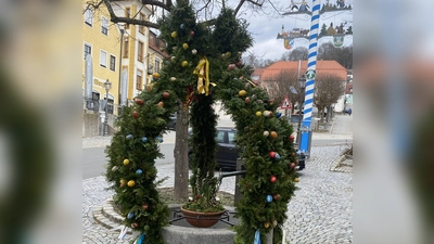 Der vom Siedlerbund gestaltete Osterbrunnen ziert den Marktplatz (Bild: Josef Glas )