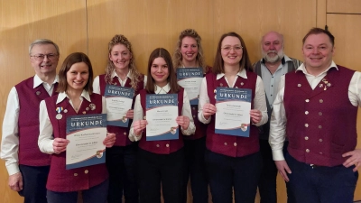 Zahlreiche Musiker der Blasmusik Gebenbach wurden für ihr langjähriges Musizieren ausgezeichnet (von links): Gerhard Maier, Anna-Katharina Hirmer, stellvertretende Dirigentin Angelika Schöpf, Marie Friedl, Annette Schöpf, Teresa Schmidl, NBMB-Kreisvorsitzender Werner Stein und Vorsitzender Simon Lösch. (Bild: Anna Schreglmann)