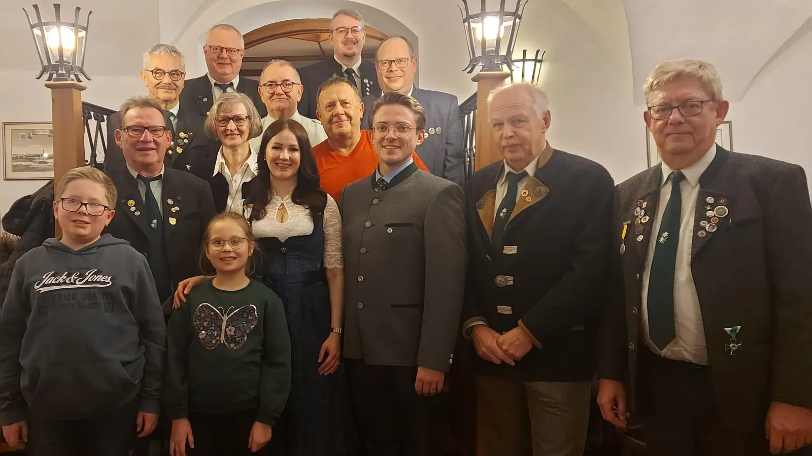 Ihr Bestes gaben die Edelweiß-Vereinsmeister 2026: (von links) Luis Heidl, Richard Schwarz, Günter Heidl, Klaus Böller, Ida Sophie Heidl, Erika Borisch, Wolfgang Borisch, Franziska Kräckl, Norbert Kummert, Michael Schübel, Dr. Sebastian Grabowski, Tobias Heidl, Josef Böller und Sportleiter Reinhard Daller.  (Bild: Renate Daller)