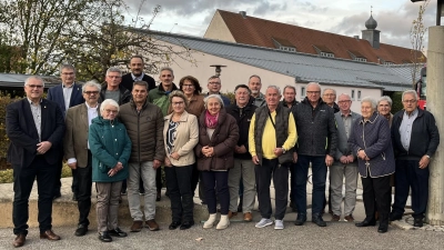 Von links Bürgermeister Richard Tischler, 1. Vorsitzender Franz Heininger, Bezirksvorsitzender Reinhard Ott mit der neu gewählten Vorstandschaft und den Geehrten. (Bild: Josef Auburger)
