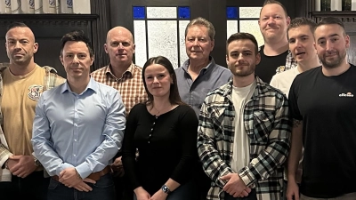 Der Athletic-Club Amberg wählte seine Vereinsfunktionäre neu. Von links: Raphael Fuchs, Marcus Helfensdörfer, Roland Troidl, Laura Porst, Wolfgang Fuchs, Marco Hoffmann, Claus Piechatzek, Daniel Wirth und Danny Naber. (Bild: bim)