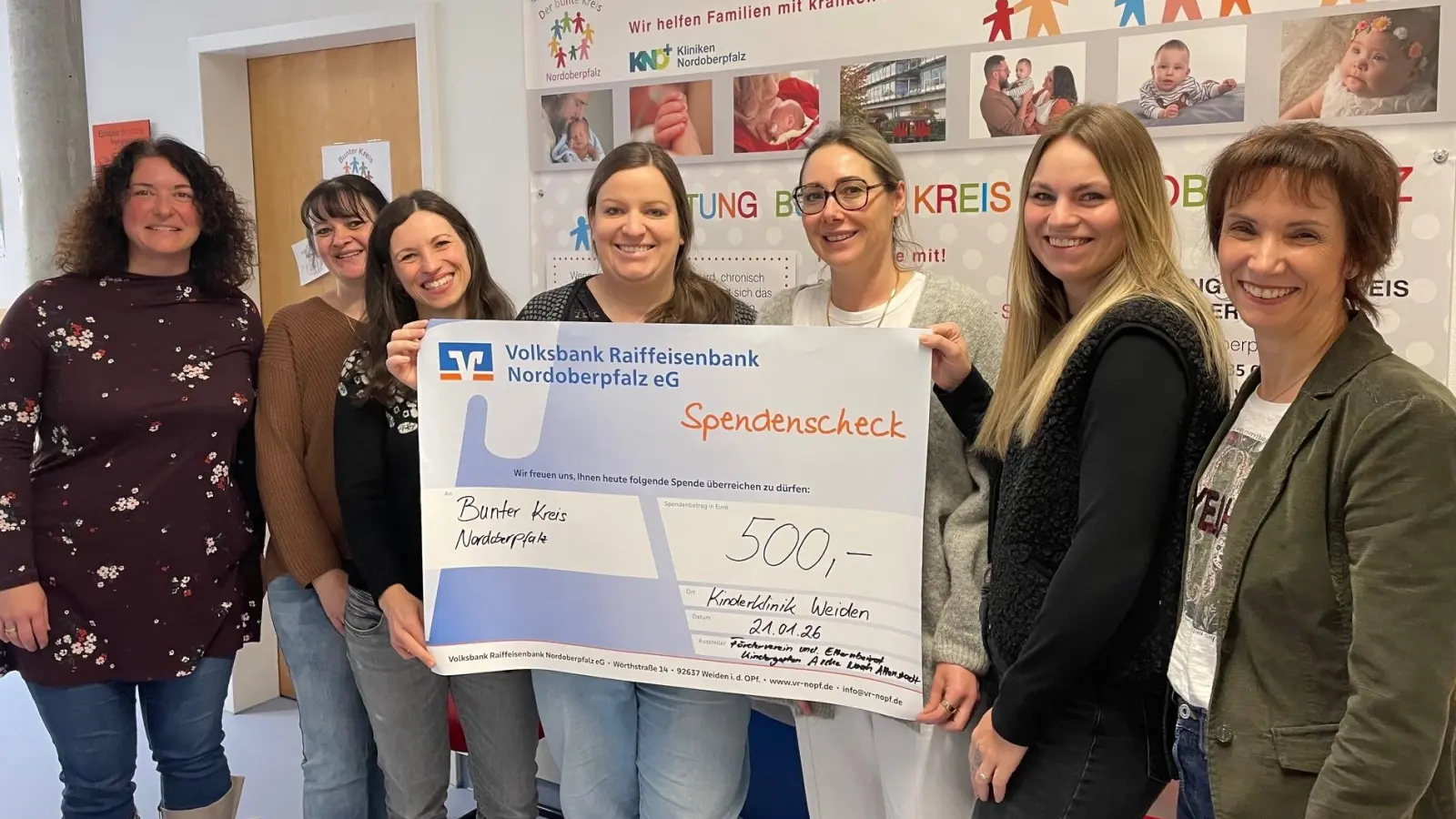 Marina Luttels (links) und Anja Schricker (rechts) vom Bunten Kreis Nordoberpfalz freuen sich über eine großzügige Spende des Altenstädter Kindergartens Arche Noah. (Bild: Friedrich Peterhans )