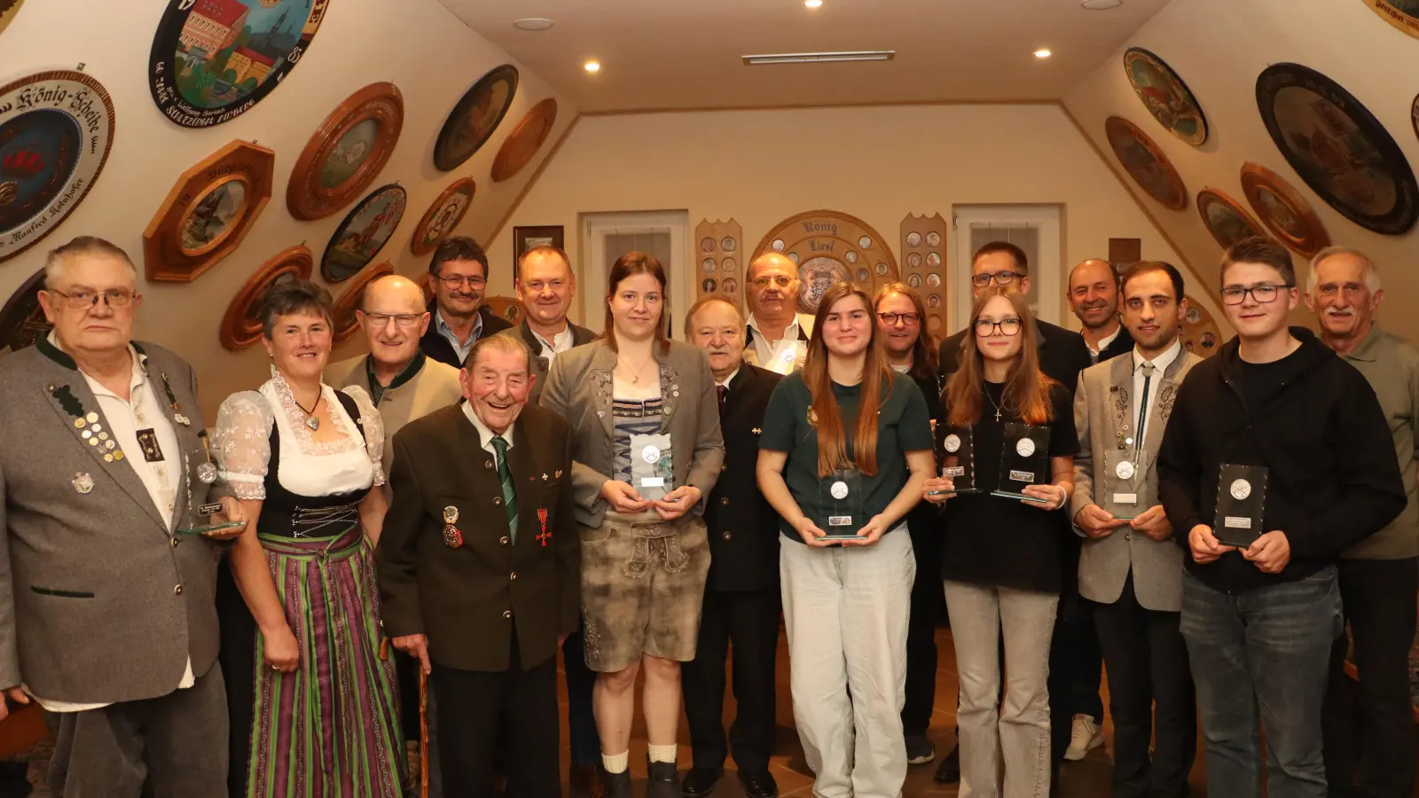 Die Sieger in den Einzelwertungen mit den Bürgermeistern, Theuerns Schützenmeisterin Brigitte Wittmann (2.v.l.) und den Ehrenmitgliedern des OSB, Josef Lotter (5.v.l.) und Ludwig Mayer (8.v.l.) (Bild: Michael Rabenhofer)