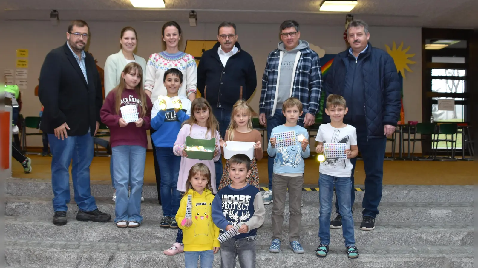 obere Reihe von links nach rechts: Rektor Thomas Troidl, Lehrerinnen Veronika Hartl und Roswitha Ederer, Bürgermeister Manfred Dirscherl, Bürgermeister und VGem-Vorsitzender Gerald Reiter, Bürgermeister Reinhard Kreuzer (Bild: Nicole Rochelt)