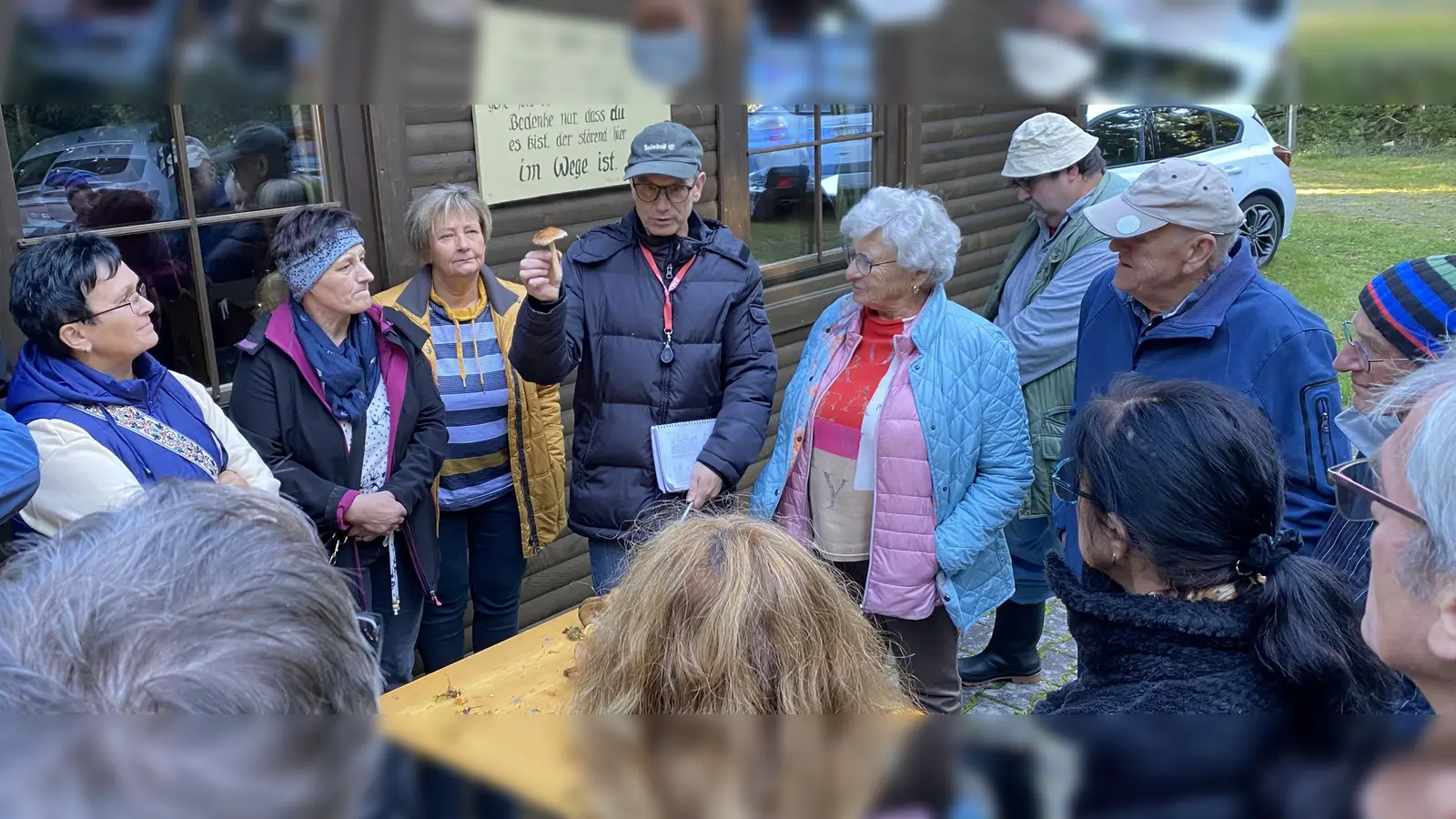 Pilzexperte Stefan Hartwig erklärt die Vielzahl der gefundenen Pilze. (Bild: Hermann Zenger)