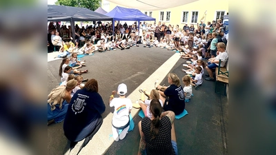 Die MFE-Gruppen der Werkvolkkapelle Schlicht zusammen mit der Regenbogengruppe der Lebenshilfe Amberg-Sulzbach e. V. (Bild: Katharina Reuther)