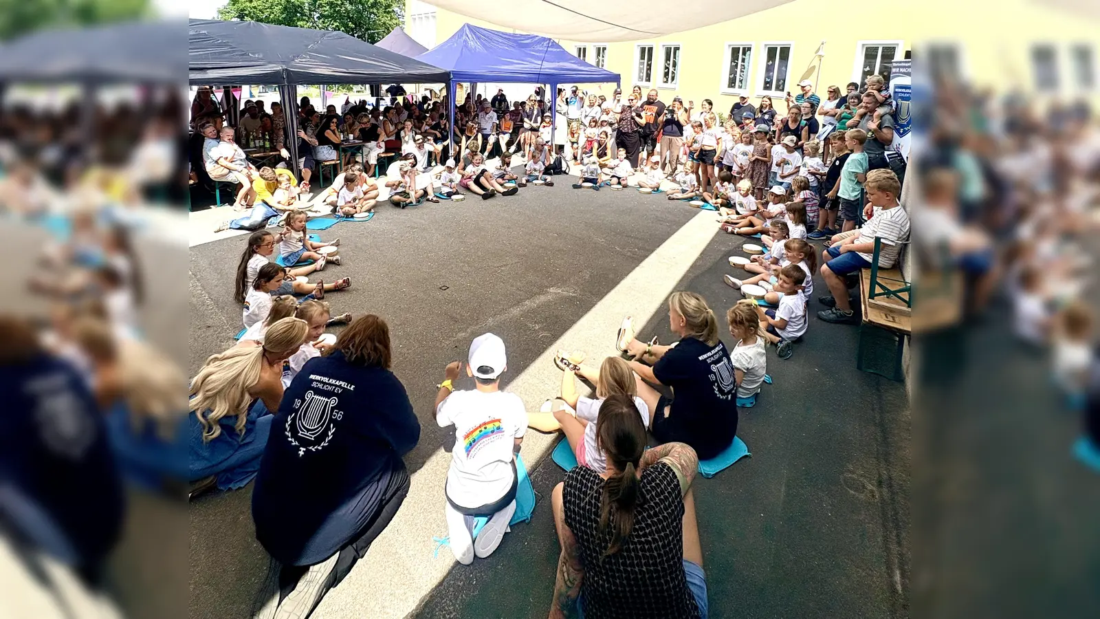 Die MFE-Gruppen der Werkvolkkapelle Schlicht zusammen mit der Regenbogengruppe der Lebenshilfe Amberg-Sulzbach e. V. (Bild: Katharina Reuther)