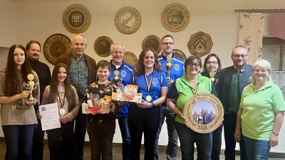 Die Sieger der 40. Marktmeisterschaft mit 1. Schützenmeisterin Hildegard Werner und 1. Bürgermeister Markus Bauriedl. (Bild: Kerstin Krämer-Höreth)