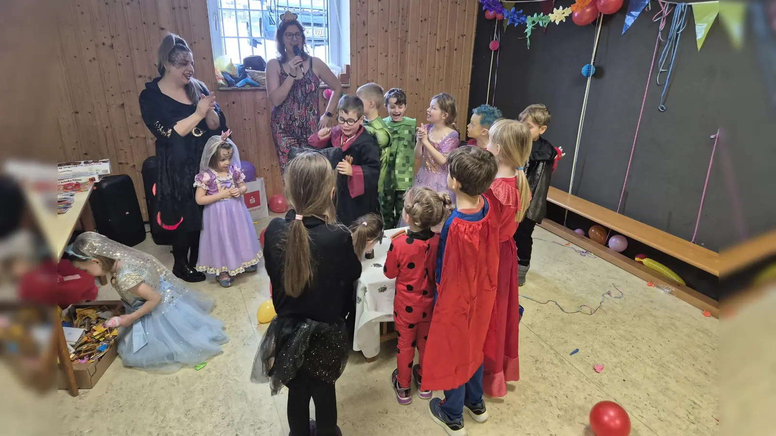Die Animateurinnen Bettina Ludwig und Johanna Malzer ließen bei den Kindern keine Langeweile aufkommen. (Bild: Andreas Malzer)
