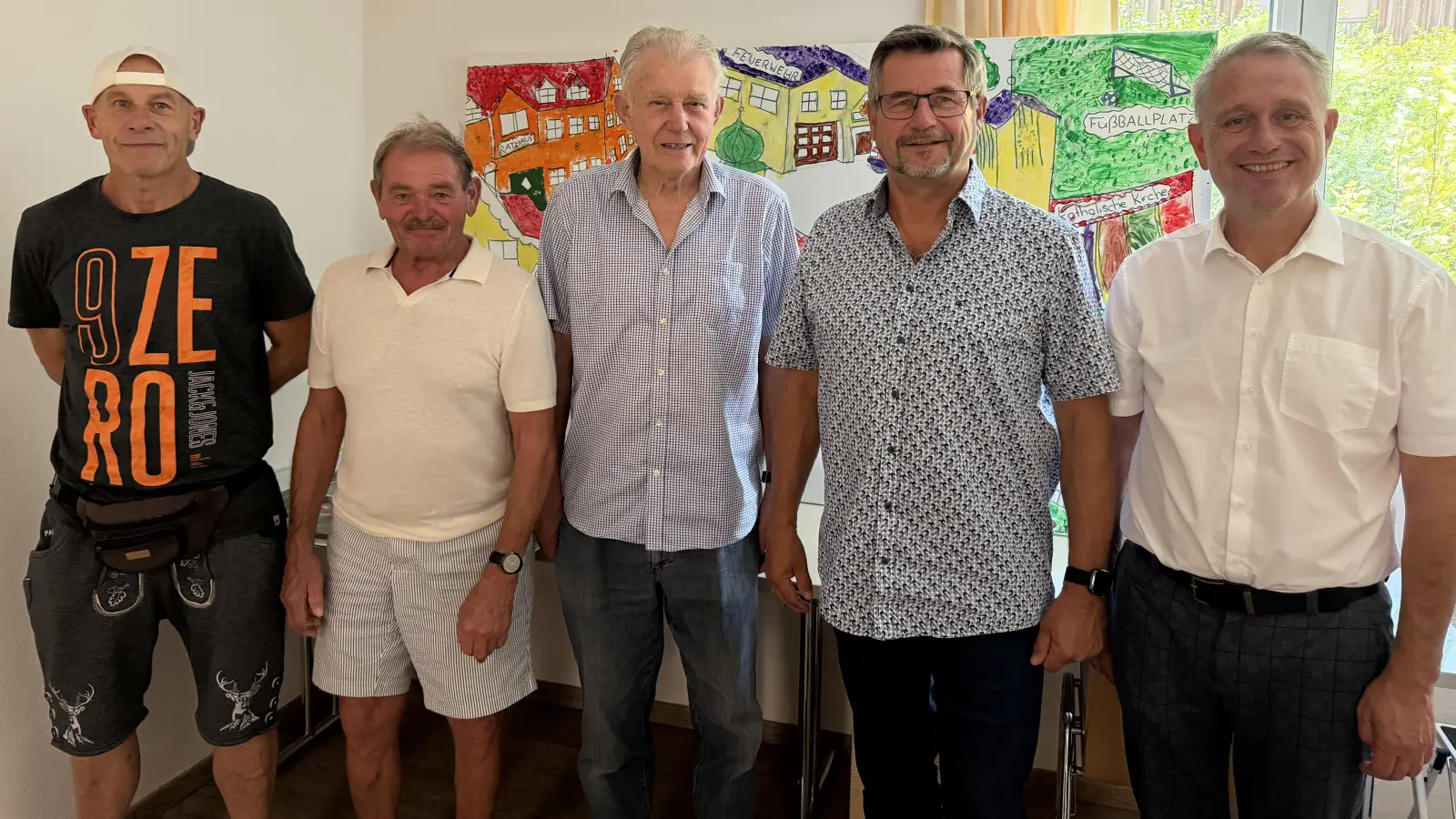 (von links) Die Feldgeschworenen Matthias Biller, Rudolf Gebhard, Obmann Josef Weiß, Konrad Scharl und Erster Bürgermeister Hermann Böhm trafen sich im Rathaus zur Vereidigung eines neuen Feldgeschworenen. (Bild: Heike Klober)