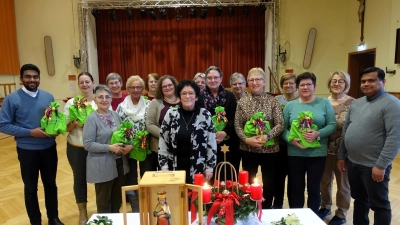 Das Bild zeigt die Geehrten mit P.Joseph links und Pfarrer P. Martin rechts und die Vorsitzende Anna Koller mitte. (Bild: Michaela Staufer)