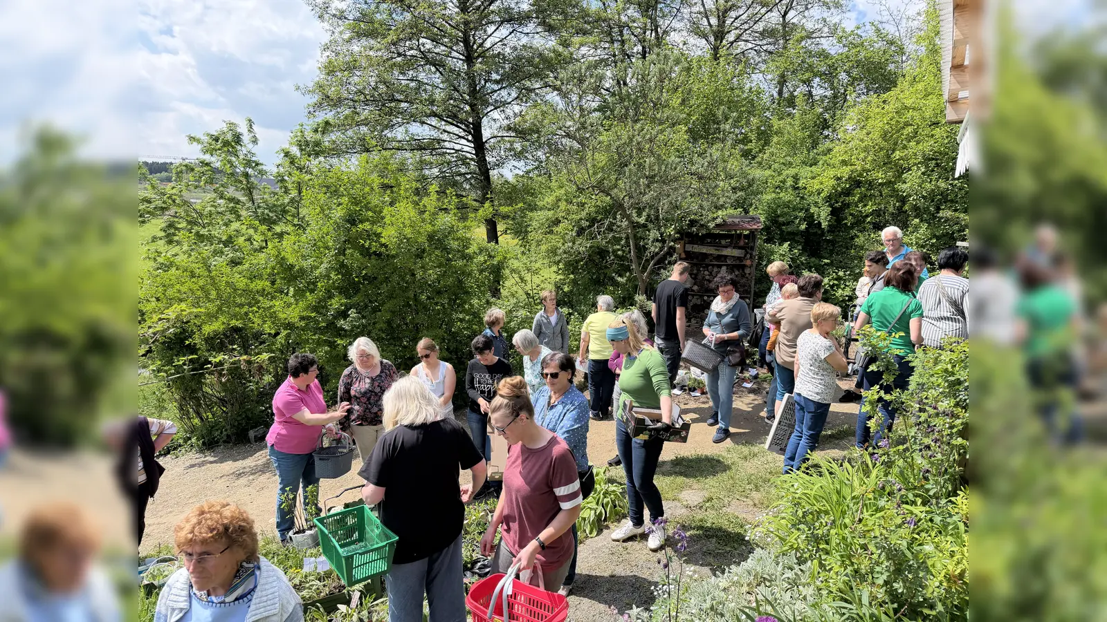 Dichtes Gedränge herrschte im Vereinsgarten des OGV Kemnath. Zahlreiche Gartler waren gekommen, um Pflanzen zu tauschen. (Bild: Werner Rupprecht)