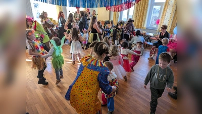 Am traditionellen Kinderfasching am Rosenmontag in Burkhardsrieth war wieder für alle was geboten  (Bild: Elisabeth Donhauser )