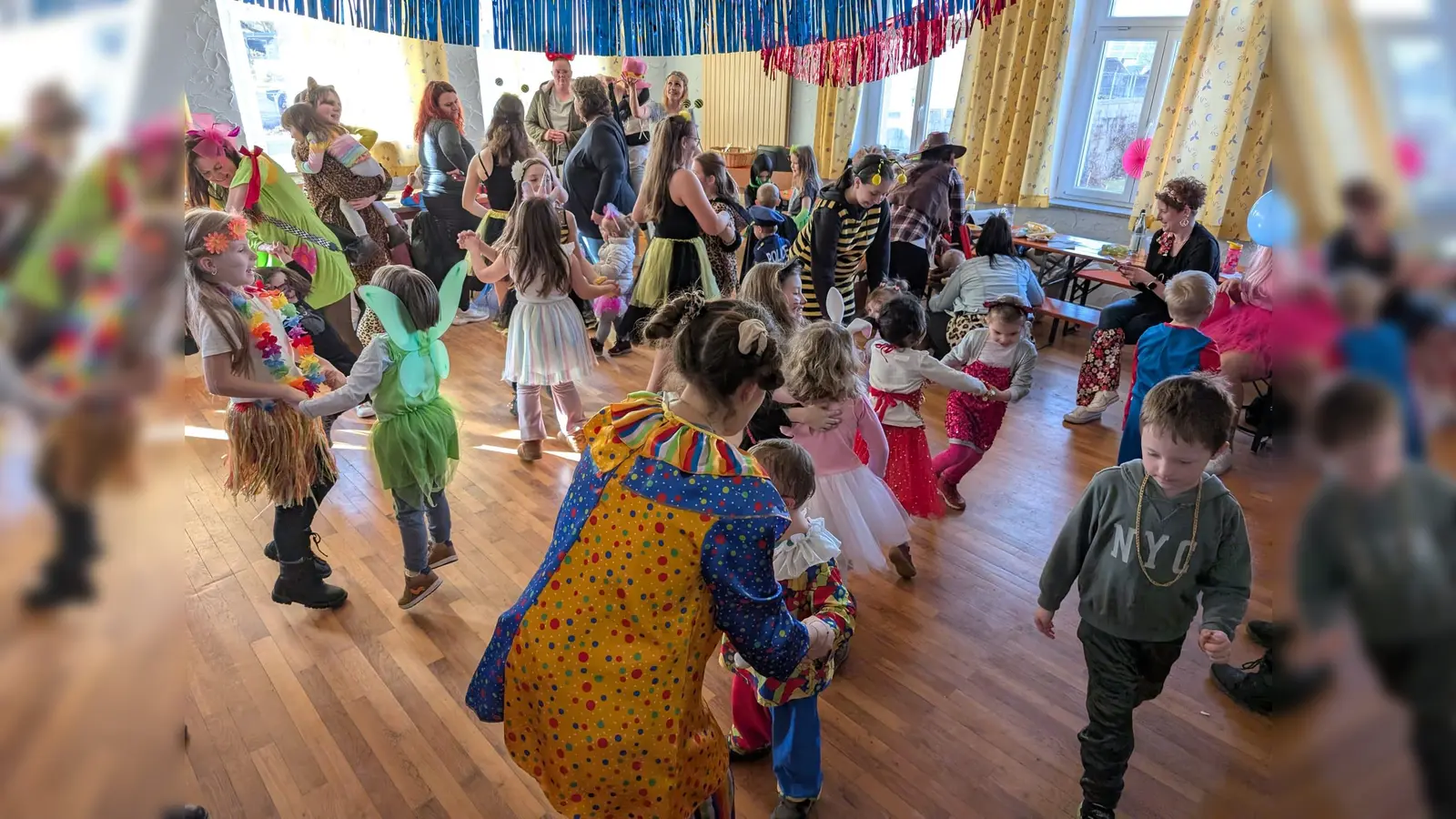 Am traditionellen Kinderfasching am Rosenmontag in Burkhardsrieth war wieder für alle was geboten  (Bild: Elisabeth Donhauser )