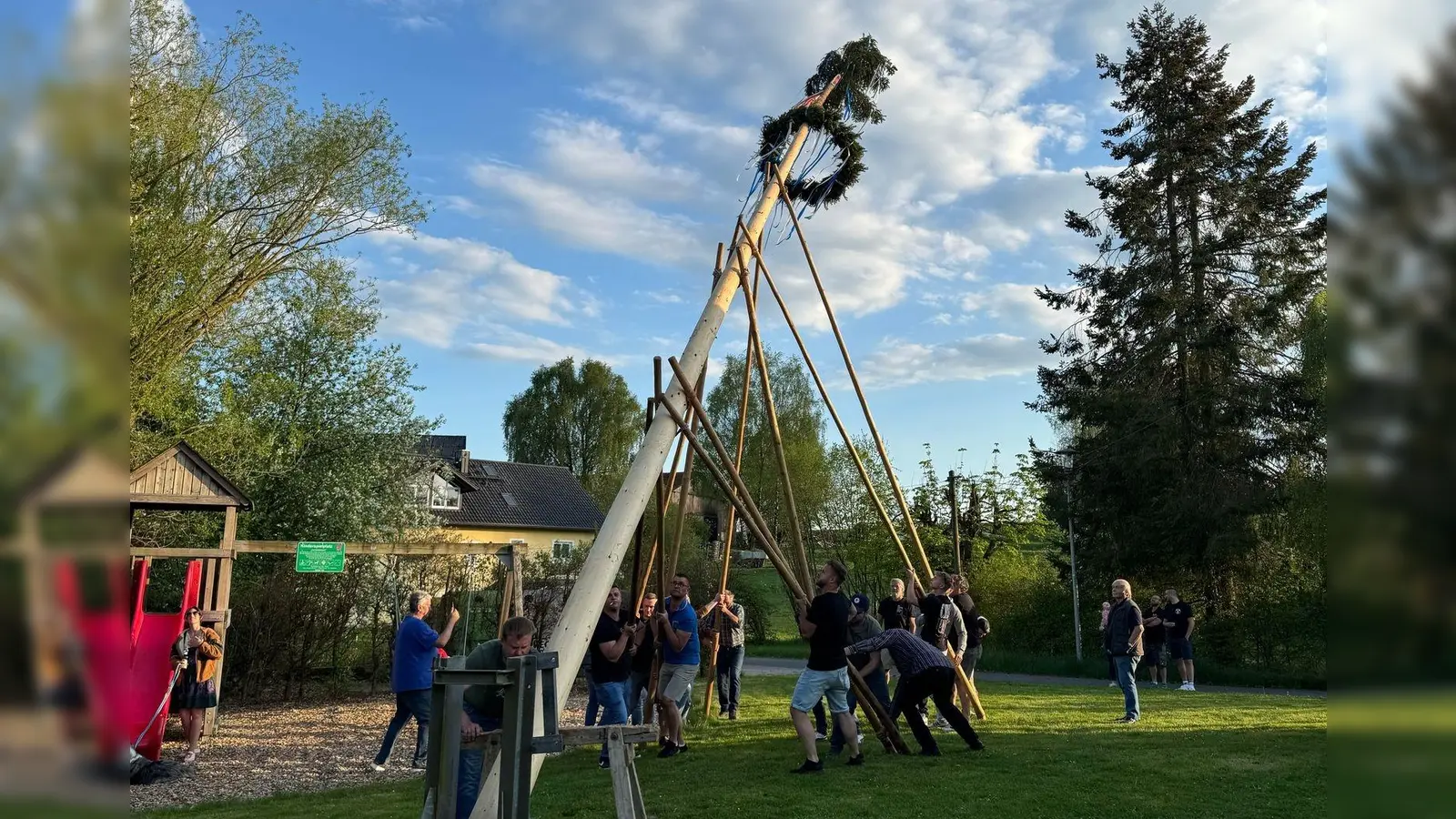 Mit purer Manneskraft wurde der Maibaum beim Dorgemeischaftshaus in Hermannsreuth aufgestellt. (Bild: Josef Söllner)