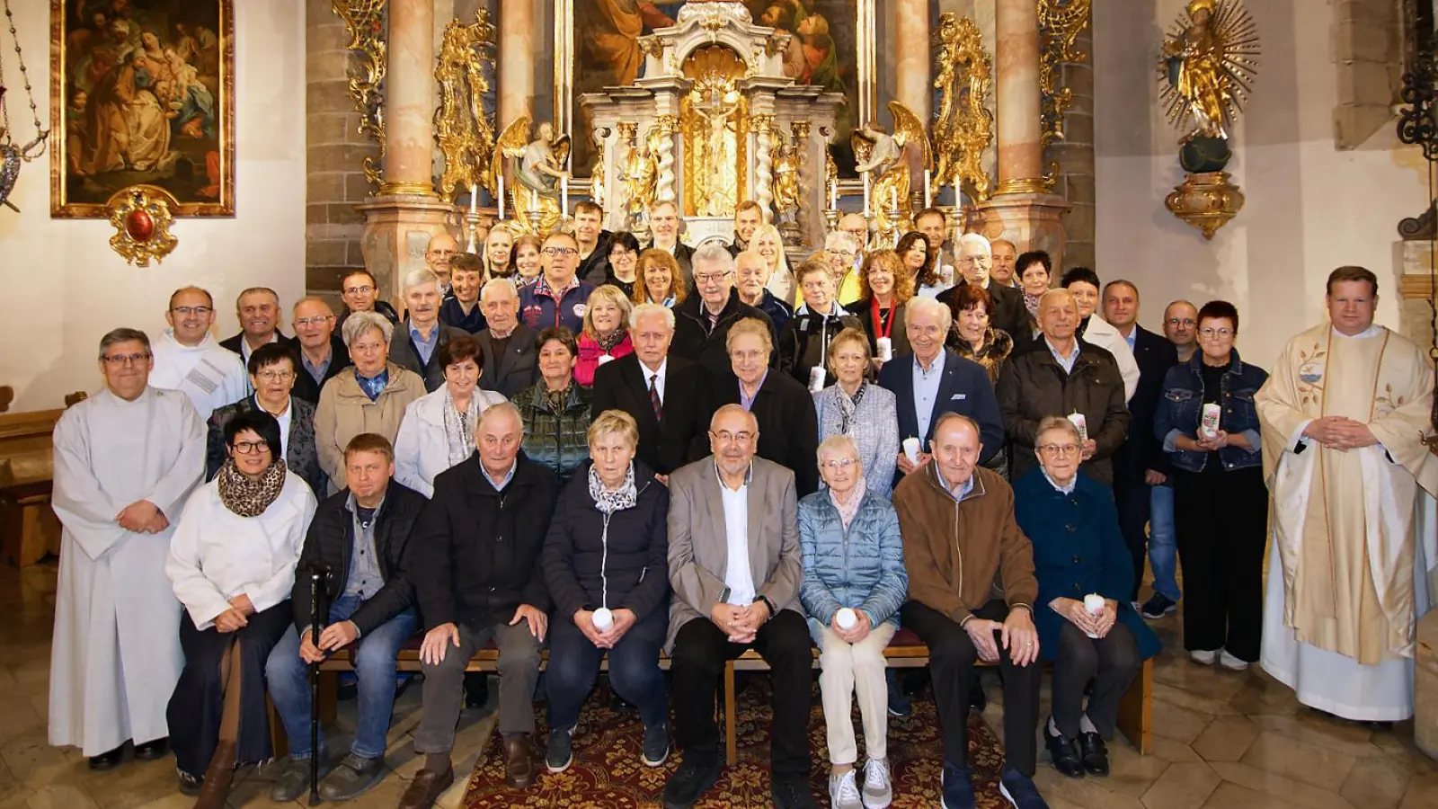 Pfarrer Thomas Kraus, Diakon Martin Schraml und Gemeindereferent Jochen Gößl freuten sich zusammen mit den Ehejubilaren der Pfarrei Kemnath (Bild: Rainer Sollfrank)