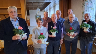 Hermann Zenger bedankt sich bei Rosemarie Werner, Josef Wiesent, Konrad Lindner, Adolf Praschel, Siegfried Berner und Ludwig Burkhard für ihre langjährige Treue.  (Bild: Siegfried Krös)