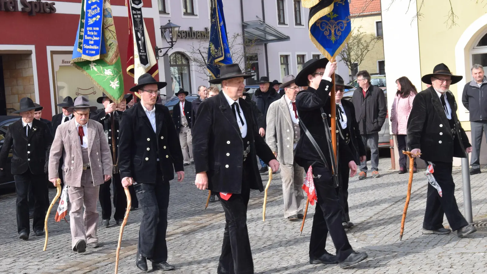 Am Sonntag, 15. März 2026 feiern die Mitglieder des Zunftvereins der Maurer und Zimmerer in Schmidmühlen den 120. Jahrestag ihrer Gründung, verbunden mit der Josefi-Feier zusammen mit dem Patenverein aus Amberg und den Brudervereinen aus Regenstauf, Regensburg Straubing und Deggendorf. (Bild: Paul Böhm)