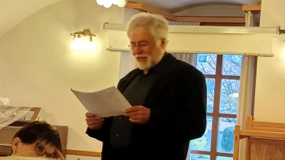 Pfarrer Prechtl beim Vortragen von erfrischenden Anekdoten (Bild: Monika Mittereder)