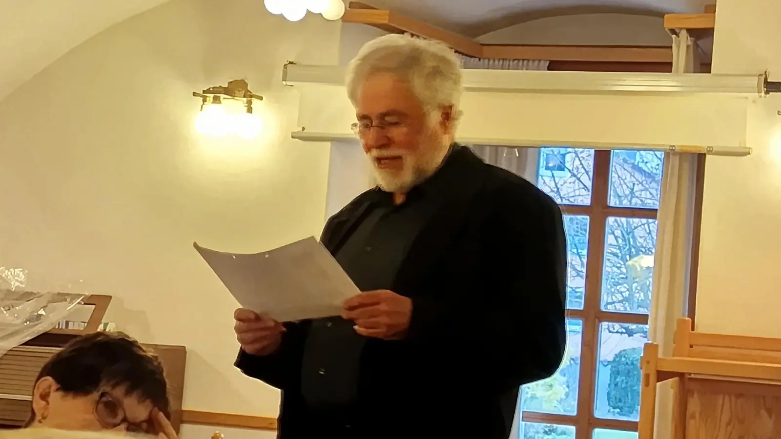 Pfarrer Prechtl beim Vortragen von erfrischenden Anekdoten (Bild: Monika Mittereder)