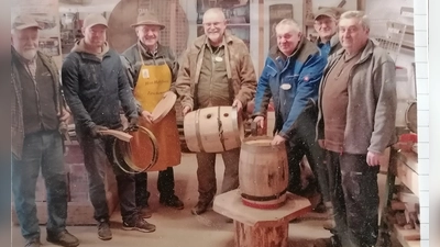 Nach dem zweiten Arbeitstag konnten die Teilnehmer am Fassbinderkurs zusammen mit den Aktiven des Arbeitskreises Hist. Handwerk bereits den Rohling vorzeigen. (Bild: Herbert Konrad)