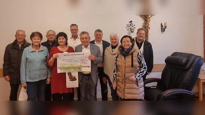 Im Rahmen der Barbarafeier im BRK Seniorenheim St. Barbara übergab der Förderkreis Altenhilfe einen Massagesessel im Wert von 1 500 Euro. Von links: Heimsprecher Rudi Wild, Heidi Flierl, Reinhold Birner, Heimleiterin Astrid Geitner, Bürgermeister Hermann Falk, Vorsitzender Werner Schulz, Martin Merkl, stellv. Vorsitzende Hildegard Kohl, stellv. Bürgermeisterin Bärbel Birner und Peter Leitsoni. (Bild: Anita Dobmeier)