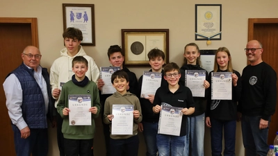 Zusammen mit den erfolgreichen Jungmusikerinnen und Jungmusikern freuen sich musikalischer Leiter Markus Ferstl (rechts) und Vorsitzender Joseph Ferstl (links) bei der Weihnachtsfeier über die tollen Prüfungsergebnisse des Nachwuchs. (Bild: Stefan Kurz)