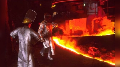 Hochofenarbeiter bei der Arbeit (Bild: Jürgen Wolf)