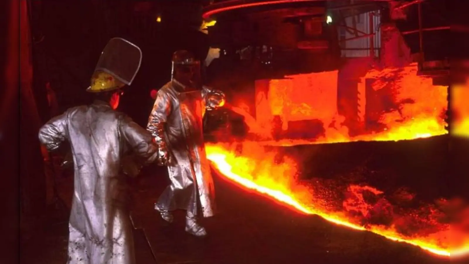 Hochofenarbeiter bei der Arbeit (Bild: Jürgen Wolf)