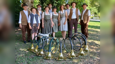 Gemeinsam für den guten Ton: Die Parforcebläsergruppe vereint Tradition, Natur und Musik.<br>Von links nach rechts: <br>Jochen Scharrer, Emil Erlwein, Eberhard Wild, Heidi Scharrer, Roland Schleicher, Gabi Schleicher, Lea Conrads, Hubert Bachmann, Hornmeister Markus Toesko, Ludwig Götz<br> (Bild: Peter Schiesser)