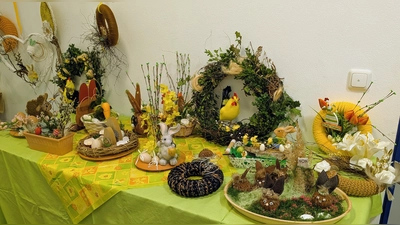 Viele nützliche Ostersachen kreierten die Schülereltern und erwachsenen Musikschüler im Magazinraum für den Ostermarkt der Neustädter Musikschule. (Bild: Karl Wildenauer)