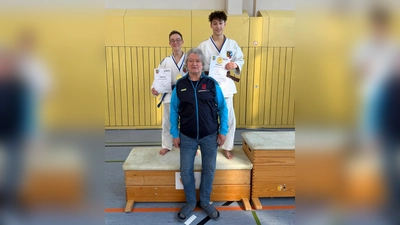 Die erfolgreiche U18 mit Trainer Manfred Schmid (Bild: Yvonne Lösch)