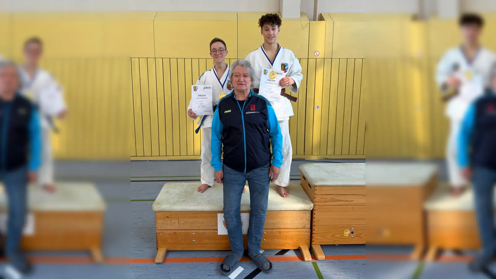 Die erfolgreiche U18 mit Trainer Manfred Schmid (Bild: Yvonne Lösch)