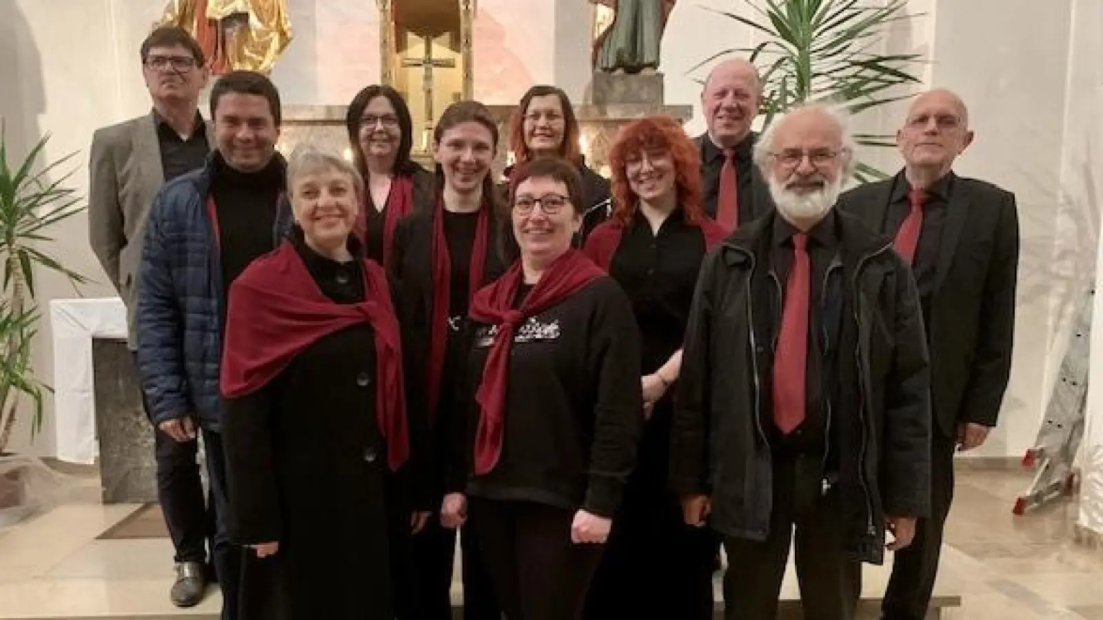 Die beiden Musiker Oswin Buchmann und Andreas Merl (links außen) und die Chorschola. (Bild: Gerd Gaisa)